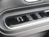 パワーウインドウは、運転席のみオート機能つき。