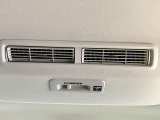 天井のファンで後席へ送風!空気を循環させることで後席に座る人を快適にします★