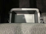 助手席の下にはトレーが付いていますので外部からも見られたくないものも収納出来ます。