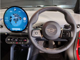 【機能的なコントロール・パネル】ドライバーがより直感的に操作できる様、コントローラーとスイッチ類を統合。きわめて高度な機能性と快適な操作フィーリングを実現しました☆