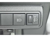 オートマチックハイビームとは、先行車や対向車のライトを認識し、ハイビームとロービームを自動で切り替える機能です。夜道の視界を確保します。詳細は販売店スタッフまでおたずねください。