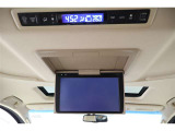 後席用モニターを装備しています。渋滞に巻き込まれた時やお迎えに行った時の待ち時間などに、これがあれば後席でも退屈することなく快適に過ごせます。後席から操作できるリヤエアコンもオートで快適です。