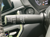 雨天時でも安心して運転できるよう、操作しやすいワイパーレバーを装備。インターバル調整機能も搭載し、状況に合わせて最適なワイパー動作を選択できます。