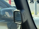 思い通りの場所にラクにピタリと停められるようにと採用した【ピタ駐ミラー】は運転席に座った状態で死角になりやすい左側やクルマの後ろの様子まで確認でき、幅寄せや縦列駐車、車庫入れの際に役立ちます。