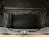 荷室下部にも大型の物入がございます^^