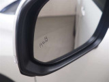 ブラインドスポットモニターです。左右後方の確認しづらい車両の存在を店頭・点滅で知らせてくれます。