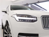ひときわ印象的なT字型のLEDヘッドライトは、新世代のボルボを象徴するユニークなアイコンとなっています。LEDデイタイム・ランニング・ライトやポジションライト、ウインカーの役割も果たします。