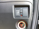 左側に電動スライドドアを装備。ワンタッチで開閉できるため、荷物の積み降ろしやお子さまの乗り降りがスムーズです。