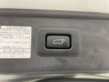 電動式バックドアです。 荷物を持ったままでもボタン一つで自動的に開け閉めできるので便利ですよ。 挟み込み防止機能も付いていますのでお子様の手や荷物を挟み込むのを防いでくれますよ。