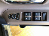 パワーウィンドウつきで窓の開閉もラクラク♪更に電動格納ドアミラー付!