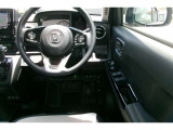 運転席の写真です。見通しのよいすっきりとした視界で、誰でも運転しやすいです。運転のしやすさは疲れにくさにも繋がりますよ♪