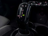 MINIのシフトレバーは、手に馴染む丸みを帯びた形状が特徴です。現行モデルではトグルスイッチ型の小さなレバーへ進化し、センターパネルに配置。足元がすっきりし、ゴーカート感覚の操作を楽しめます。