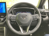 握りやすく操作しやすいステアリング。快適なドライビングポジションを実現し、長距離運転でも疲れにくい設計です。手元で様々な操作が行えます。