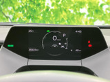 スタイリッシュなデザインのメーター廻りは、必要な情報を一目で確認できます。ドライブ中の視認性を高めます。