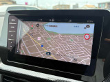 「ディスカバープロ」。ナビゲーション機能をはじめ、車両設定や走行情報の確認など、多彩な機能をスマートに操作できます。