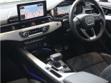 内装はシンプルに使い勝手を考え作られています。お車を運転する感覚をダイレクトに体感して頂けます。室内も広くロングドライブにも快適にお過ごしいただけます。