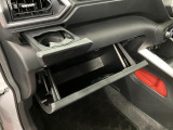 グローブボックスなどの多彩で便利な収納が設けられています。