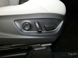 運転席のシート調整を電動で調整できます。無段階調整なので、どなたにもピッタリの調整が可能です。