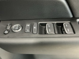 運転席のスイッチで全てのウィンドウの開閉操作を行うことができます。ロックボタンをONにしておくと、運転席以外のウィンドウは作動しないのでお子様を乗せているときなども安心ですね♪