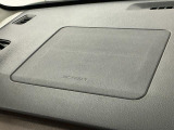 【助手席エアバッグ】SRSエアバッグとはシートベルトの働きを補助して衝突した時に乗員の衝撃を軽減するシートベルト併用式エアバッグ。前面衝突時に瞬時に膨らみ、頭部と胸部の衝撃を軽減します。