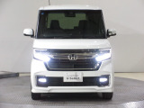 ハロゲンより明るく、より遠くまでさらなる安心感のあるLEDヘッドライトを採用。点灯忘れも防止できるオートライトコントロール機構付きです。