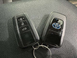 スマートキーをポケットやバッグに携帯していれば、キーを取り出すことなくドアハンドルを握り解錠、ドアハンドルのセンサーに触れるだけで施錠できます。