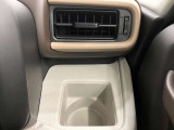 【運転席ドリンクホルダー】使いやすさに配慮したドリンクホルダー