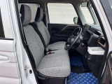 [フロントシート]インパネにシフトが付いているので足元広々!運転席から助手席の移動も楽々♪どちらからでも乗り降り出来るので、狭い場所の乗り降りも楽ちんですよ♪