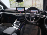 内装はシンプルに使い勝手を考え作られています。お車を運転する感覚をダイレクトに体感して頂けます。室内も広くロングドライブにも快適にお過ごしいただけます。