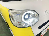 白く明るい光で夜間走行をサポートするLEDヘッドランプを搭載