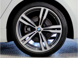 【BMWアロイホイル】軽量かつ強度に拘ったアロイホイル。走行性能ポテンシャルを引き出す設計。車の足元を引き締めてくれる大きなポイントはアロイホイルです。