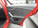 シンプルさと機能性が両立しており、ドイツ車らしい良いインテリアになっています。手の込んだ手法で静かで快適な室内を実現させています。