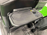 飲み物や食べ物を気軽に置ける格納式シートバックテーブルを、運転席と助手席の背もたれにご用意。車内の休憩も快適です!