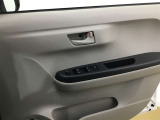 シンプルなデザインで内装色に溶け込むドアトリムを使用しています