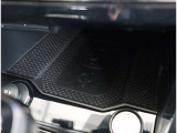 【スマートフォンワイヤレス充電】 車の中でもスマートフォンを置くだけ充電。(※非接触充電に対応したスマートフォンに限ります)