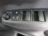 運転席のパワーウインドスイッチで全席窓の開閉・ロック操作ができます。