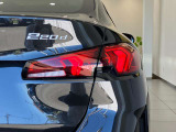 BMWのテールランプはプレスラインへと続く形状のため、統一感のある綺麗なラインを演出しております。