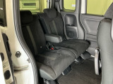 ホンダ車の低床ボディは、チャイルドシートへのお子さまの乗降や荷物の積載もスムーズ。後席にも左右分離式のアームレストがついております。ゆっくりおくつろぎいただけます。