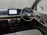 視界が広く運転しやすい先進的なインテリア!タッチパネル式のエアコン操作部や電子制御シフトなど、直感的に操作できます。