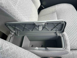 長距離ドライブに便利なアームレスト付きです。収納スペースも確保しています。