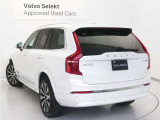 Volvo Cars appで車にリモートアクセスして、空調機能の操作や車の施錠・開錠、ソフトウェア更新などが可能です。エアコンやシートヒーターを操作して、出発前に車内を快適な温度に整えられます。