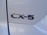 【CX-5】上質感と精悍さを兼ね備え、ワイド感を強調した意匠。オールラウンドな機能美と品格、洗練されたデザイン。