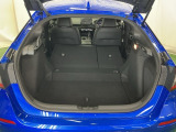 シートを倒せばラゲッジスペースも広々。BBQやゴルフなど様々な用途で活躍します。アクティブに動かれるお客様には強い味方です!