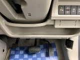 【運転席アンダートレー】タオル等置くのに便利