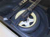 応急用スペアタイヤを装備しております。