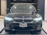 【キドニーグリル】BMWの代名詞。一目見ただけでBMWであると認識できる確固たるアイコンとして存在感を放ちます。キドニーグリルは80年以上続く伝統の形でございます。変わらないこだわりのデザインです