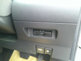 運転席から手の届く位置に ETC車載器付いております。高速道路の料金所もスムーズに通過できますよ♪