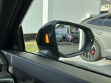 サイドアシスト装備 ドライバーの死角を並走する車両を検知します。ドアミラーの内側のLEDが点灯・点滅して事故の危険を知らせます。