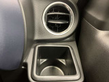 【運転席ドリンクホルダー】使いやすさに配慮したドリンクホルダー