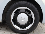 タイヤサイズは、155/65R14です。デザインにも優れている純正ホイールキャップが装備され、足元を引き締めます。